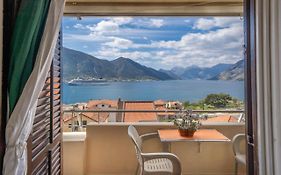 Seaside Serenity: 2-Bedroom Apartment With Boka Bay View
