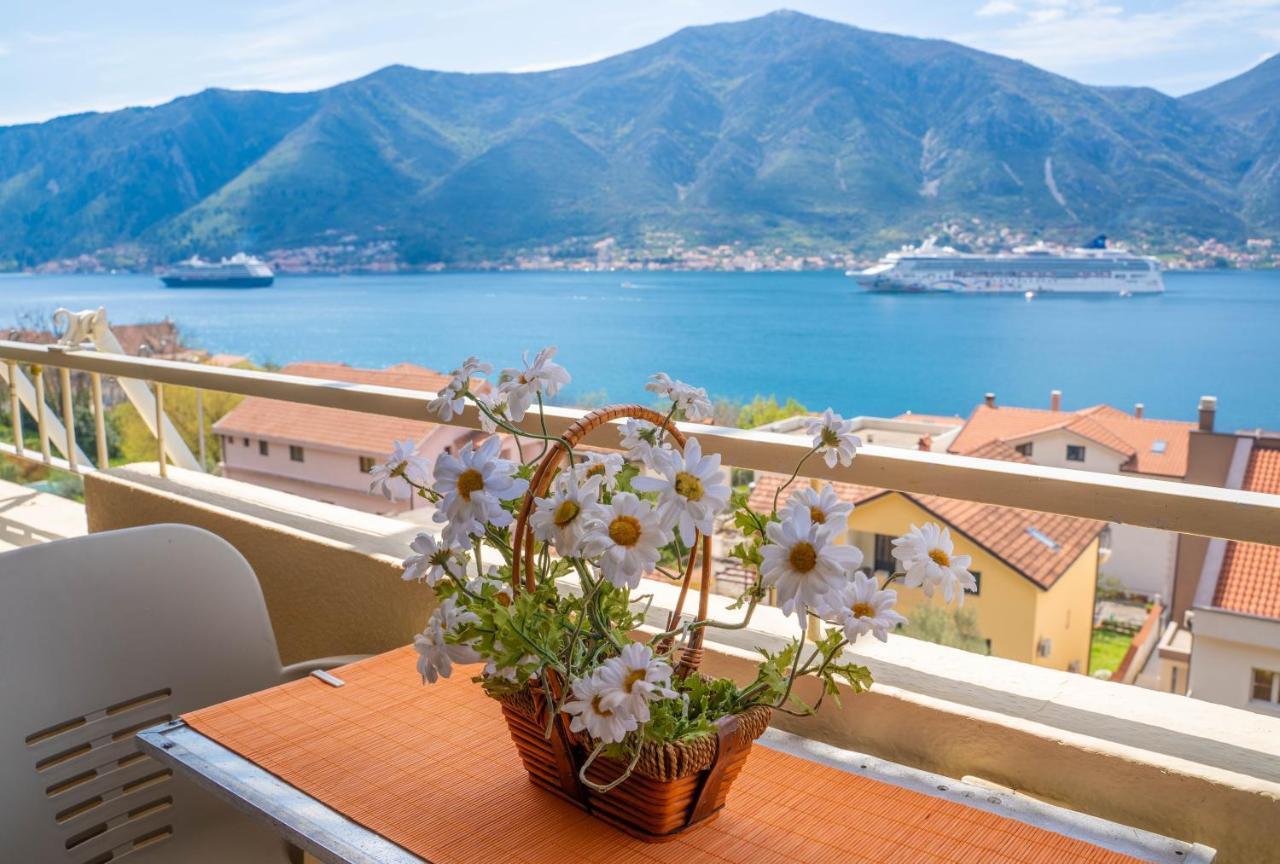 Seaside Serenity: 2-Bedroom Apartment With Boka Bay View Kotor Dış mekan fotoğraf